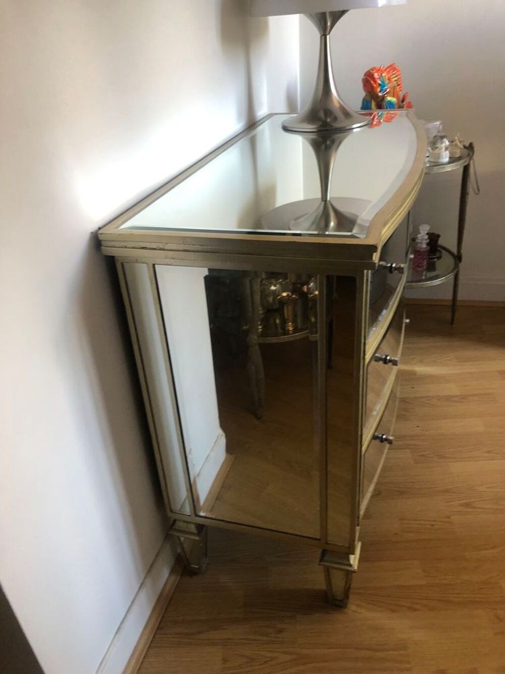 Tr&egrave;s belle commode en verre Meubles