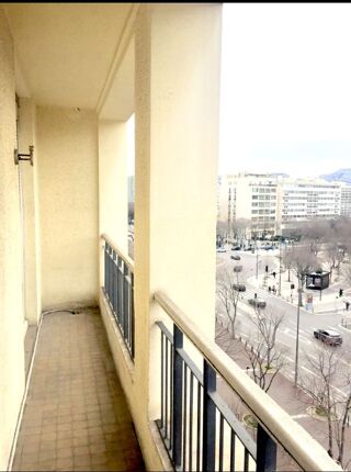  Appartement à louer 3 pièces 100 m²