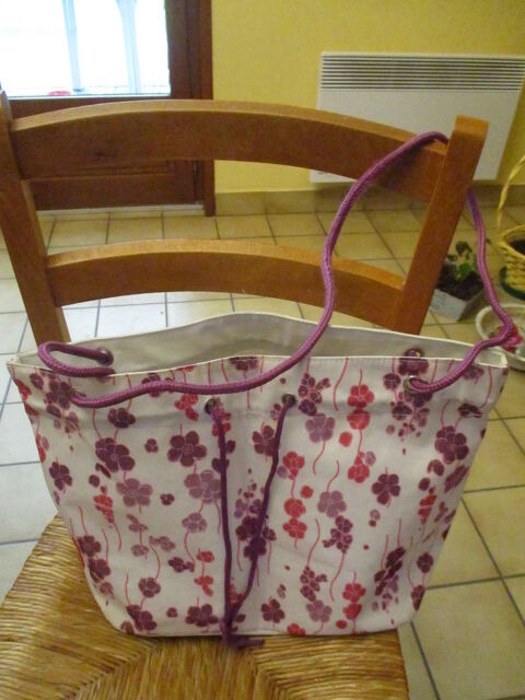 sac en bandoulire en tissus plastifi fleurs violettes 0 Mrignies (59)