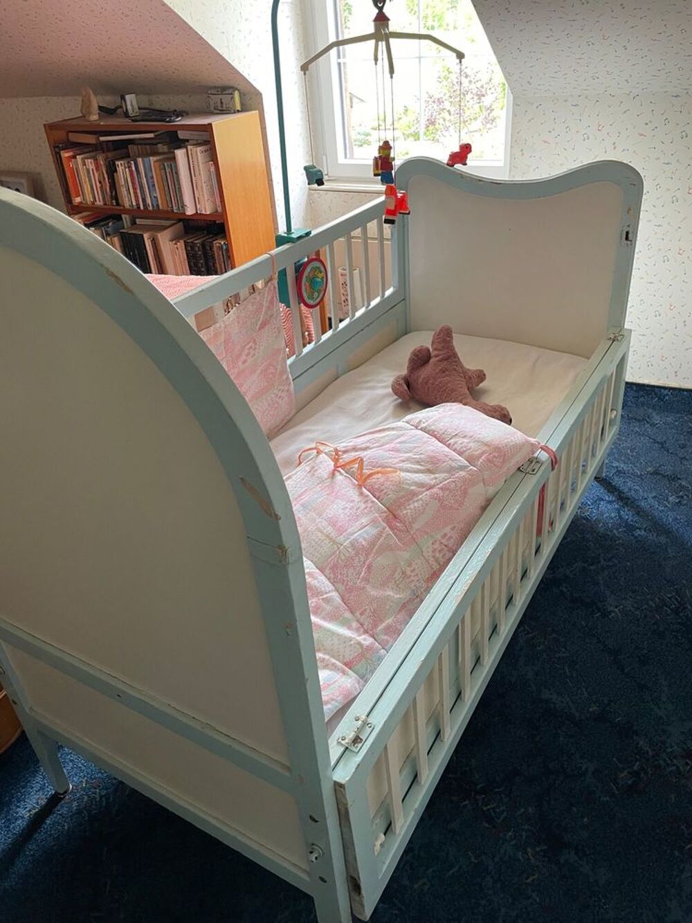 Lit de b&eacute;b&eacute; romantique en bois avec literie Mobilier enfants