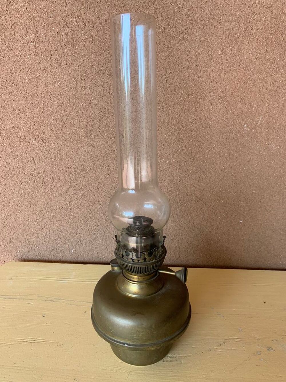 lampe &agrave; p&eacute;trole ancienne en cuivre Décoration