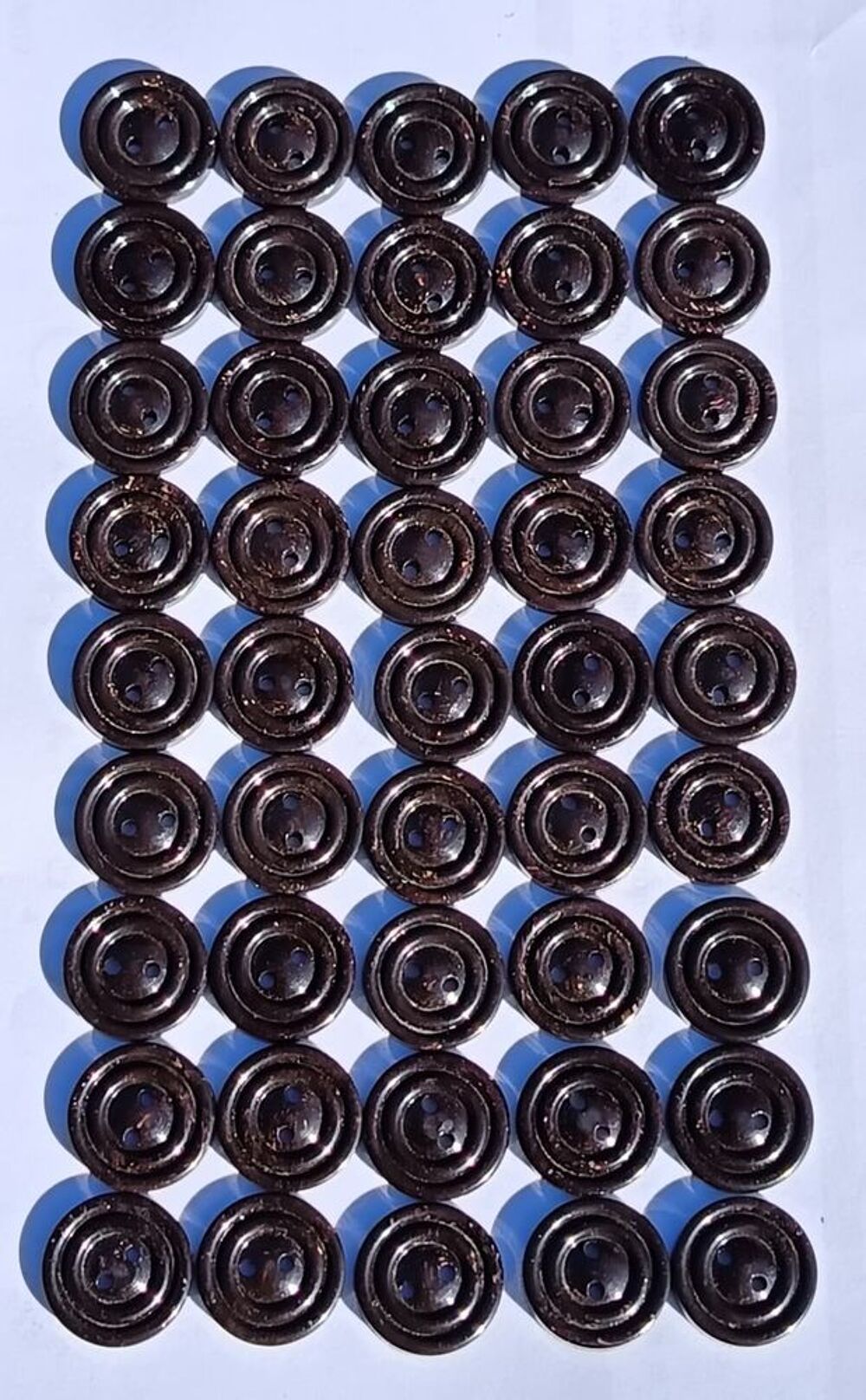 Lot de 45 Boutons Noirs Stri&eacute;s 17 mm N&deg;49 Décoration