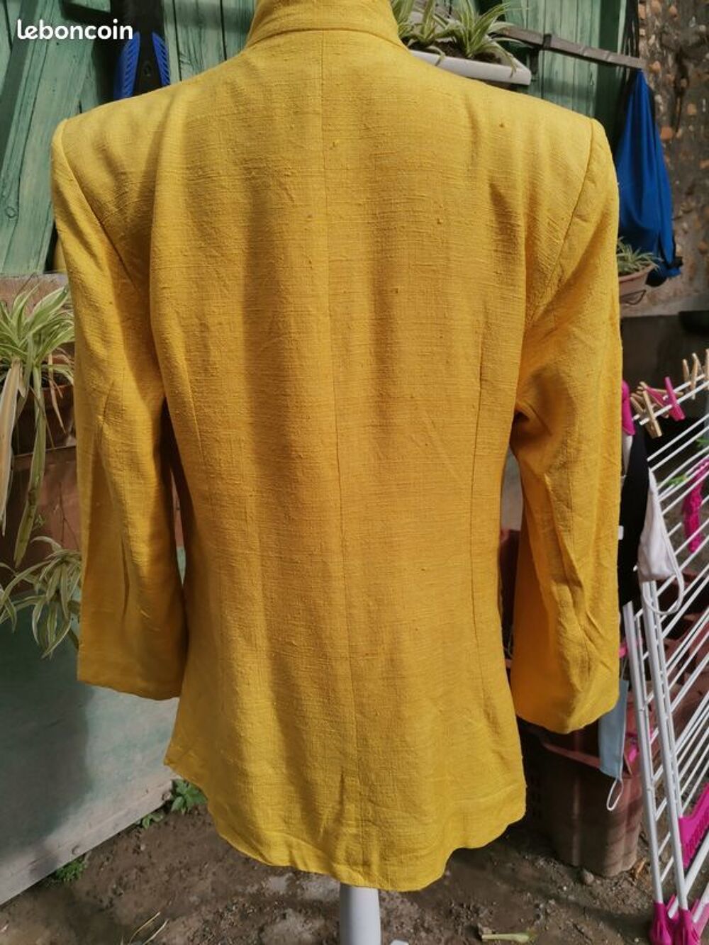 tr&egrave;s jolie veste jaune Vêtements