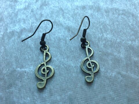 BOUCLES D'OREILLES CL� DE SOL Envoi possible
2 Tr�gunc (29)