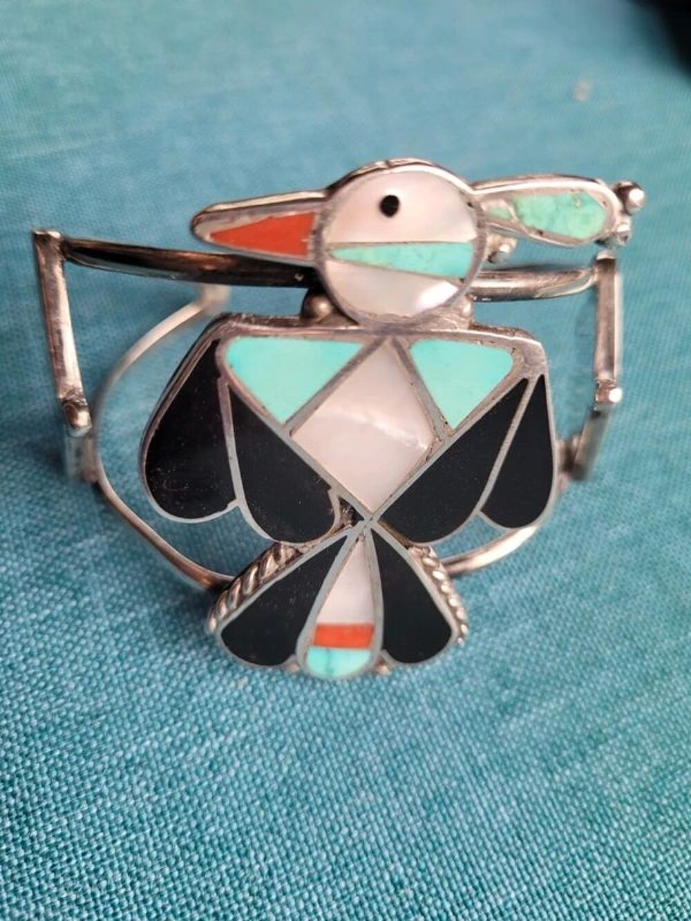 Bracelet traditionnel de la culture Zuni. Bijoux et montres