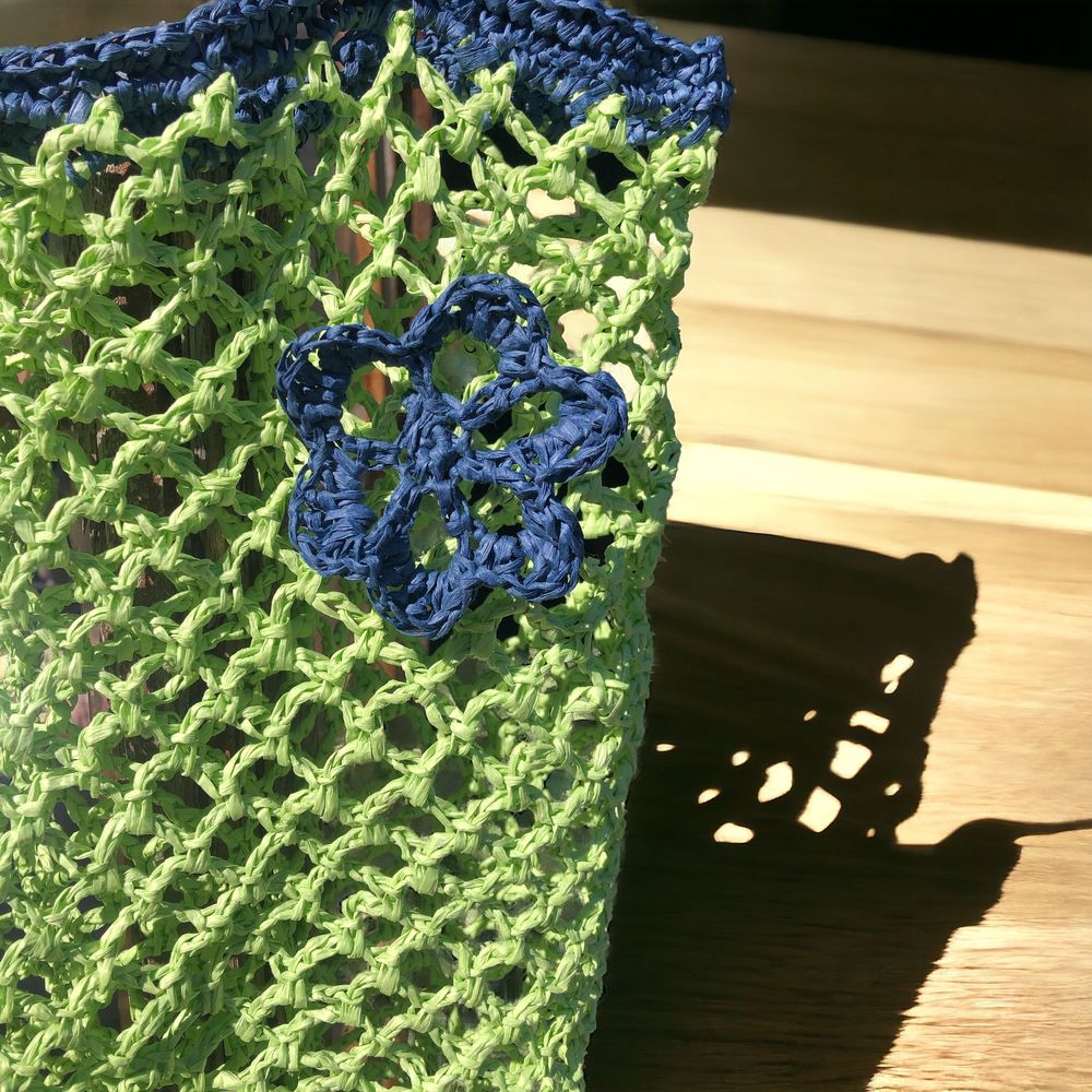 Filet &agrave; provisions fleuri au crochet en raphia papier vert et bleu V�tements