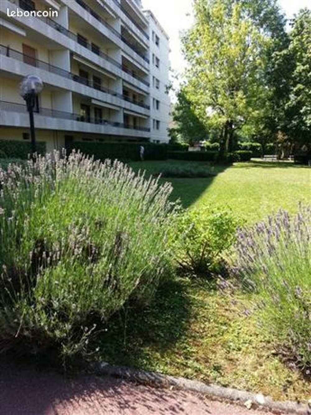 Location Appartement Chambre de 14 m 2 proche meublée 14 m 2
proche Rockefeller L Bron