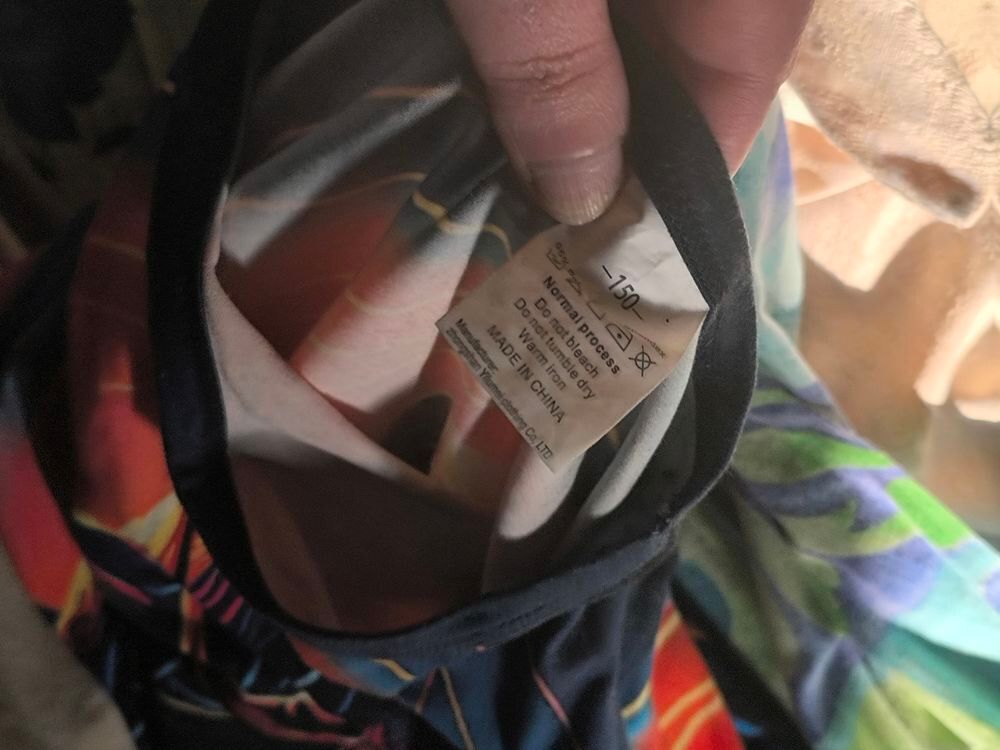 6€ deux ensembles pyjamas un peu us&eacute;s dont Vêtements enfants