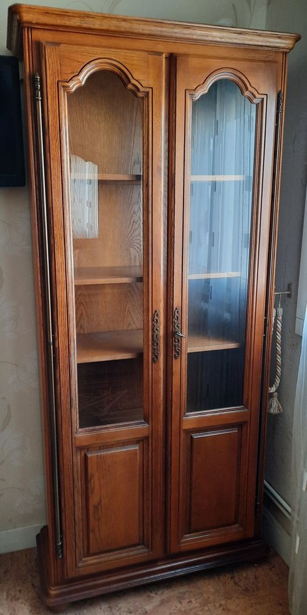 Vitrine en ch&ecirc;ne 2 portes vitr&eacute; et 5 &eacute;tag&egrave;res Meubles