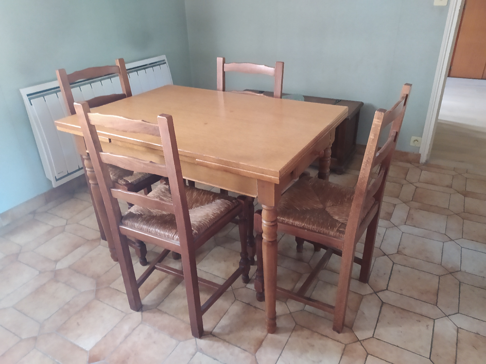 TABLE DE CUISINE ET CHAISES Meubles