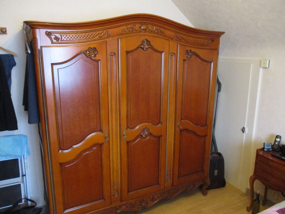 tr&egrave;s belle armoire + 2 chevets assortis Meubles