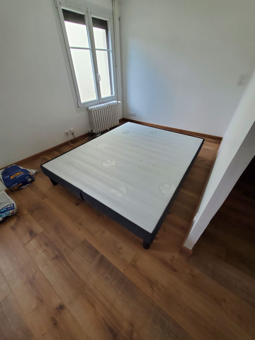 Sommier 160x200 plein + pieds ? tr&egrave;s bon &eacute;tat Meubles