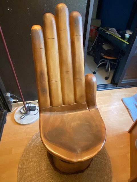 fauteuil sculpture bois dur  main de Boudha  vintage
399 Crteil (94)