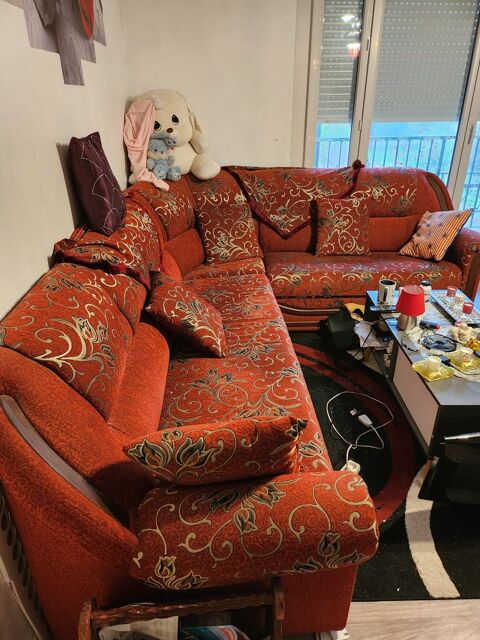 tr�s beau canap� d'angle couleur Bordeau. 300 M�ru (60)