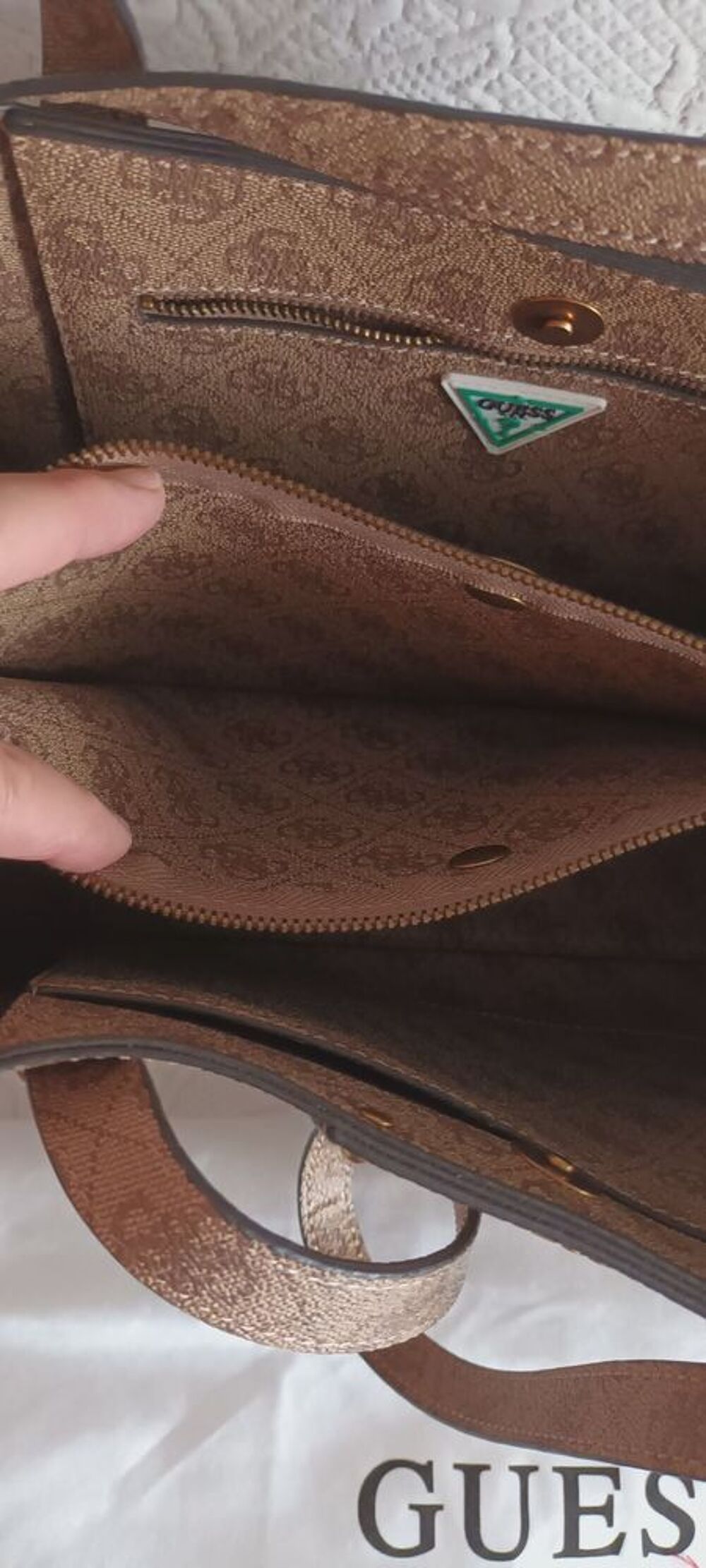 SAC &agrave; main marque GUESS
Maroquinerie