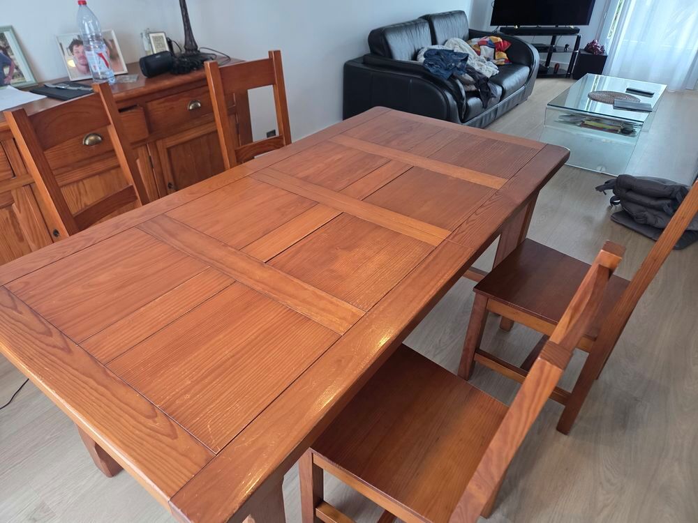 table pin massif et 4 chaises Meubles