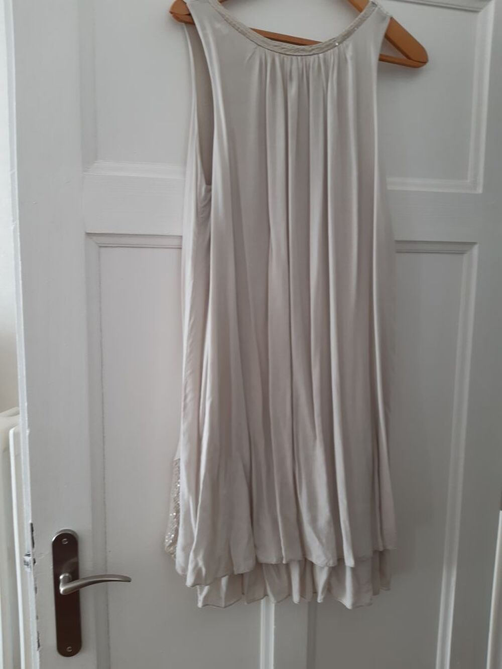 2 robes &agrave; l'unit&eacute; une kaki.l autre beige
12€ l unite Vêtements