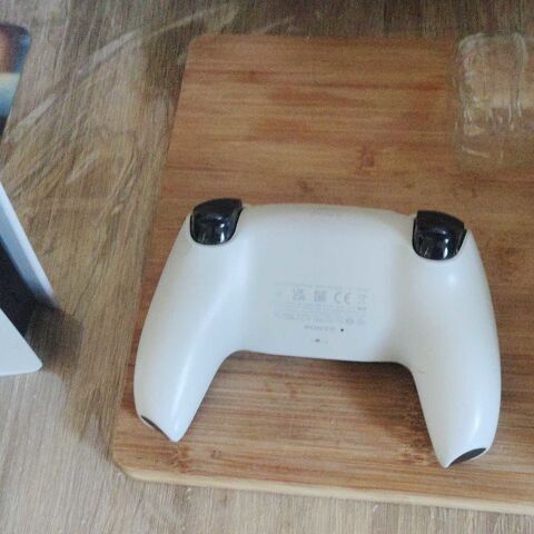c'est une ps5 que j' ai depuis un ans à  venir chercher en main propre 300 Nogent-le-Rotrou (28)