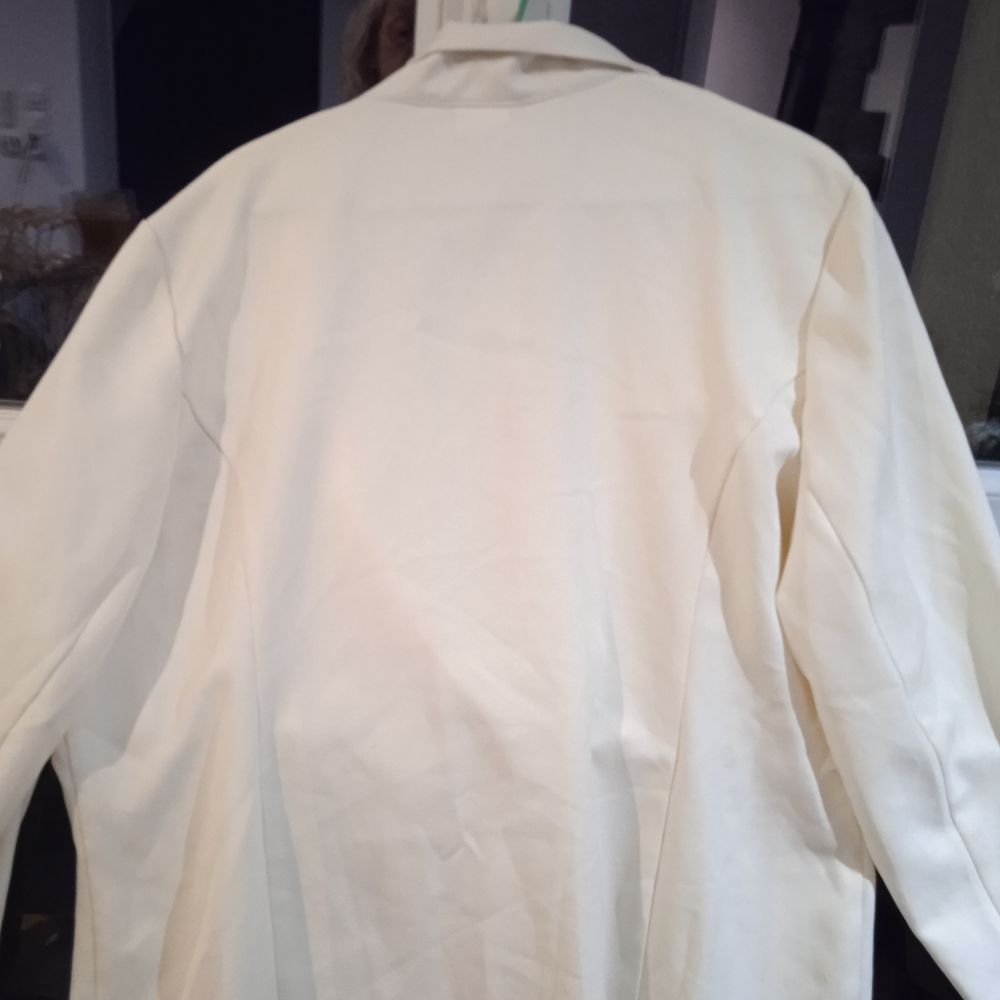 Veste cr&egrave;me broderie sur l'avant T 50 100 % polyester Vêtements