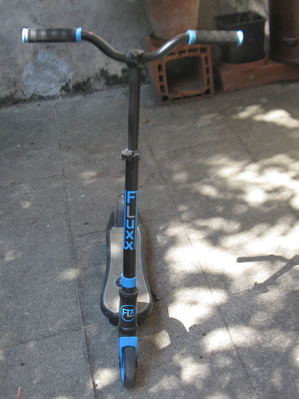 Trottinette &eacute;lectrique batterie/chargeur &agrave; r&eacute;parer. Sports