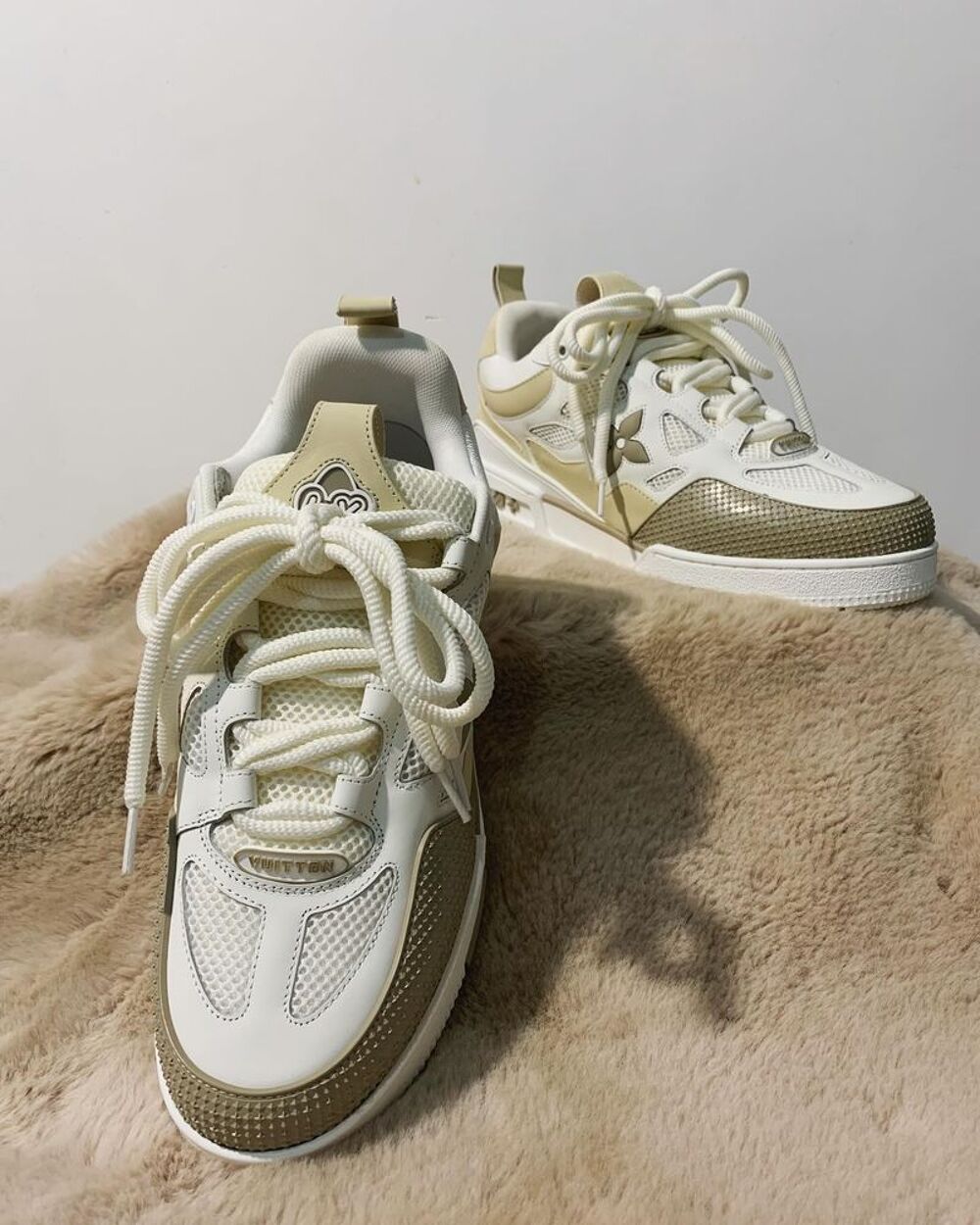 Chaussures Sneakers Louis Vuitton Beige d'occasion