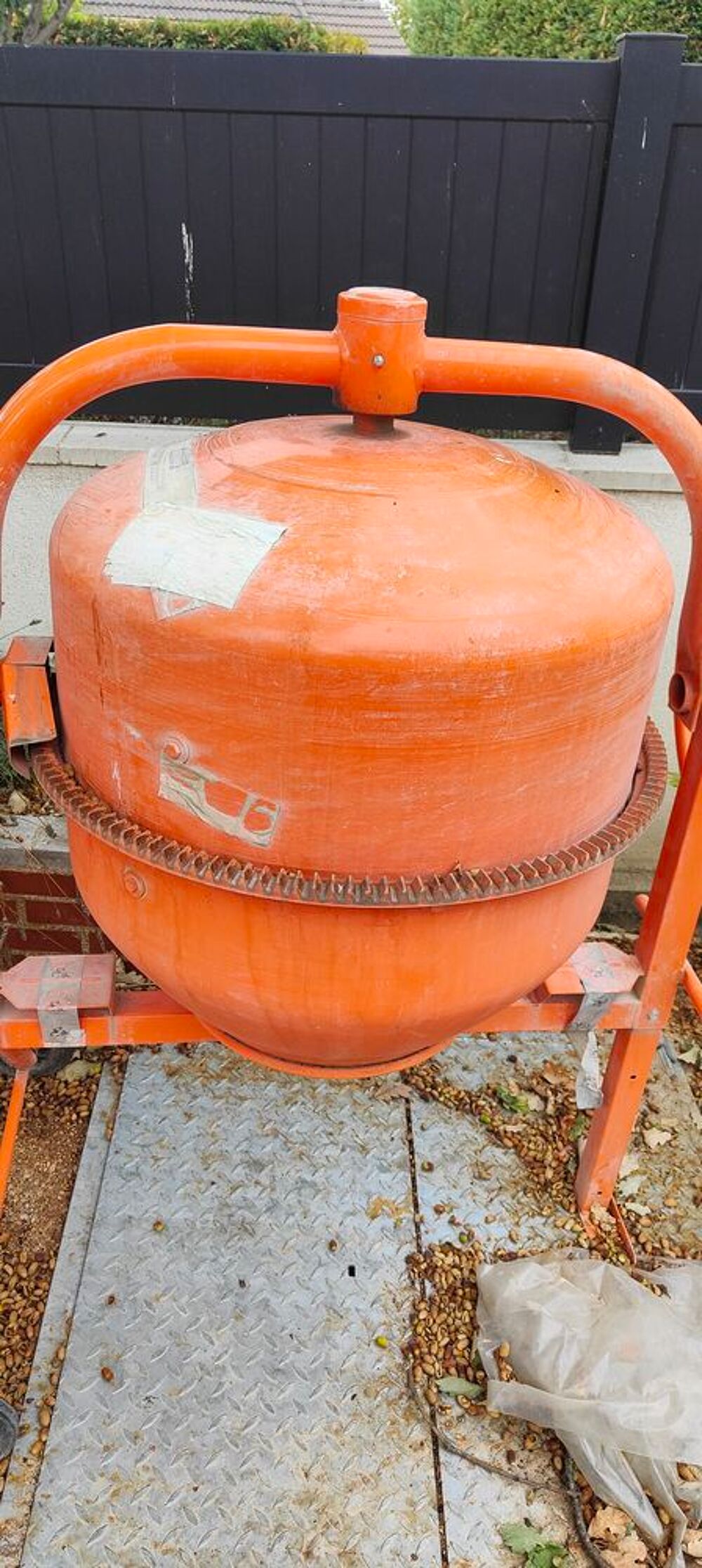B&eacute;tonni&egrave;re 180L servi 1fois Bricolage
