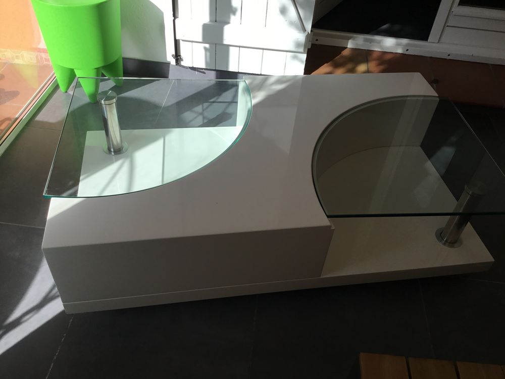table basse blanc laqu&eacute; avec 2 plateaux en verre Meubles