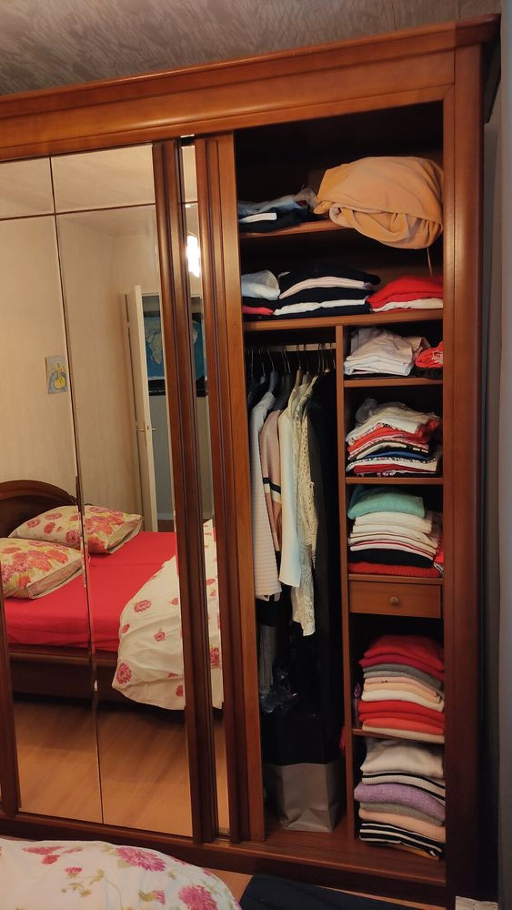 Chambre &agrave; coucher compl&egrave;te en merisier pour adultes. Meubles