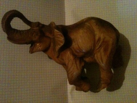 Bel �l�phant marron trompe en l'air 30 Bosc-le-Hard (76)