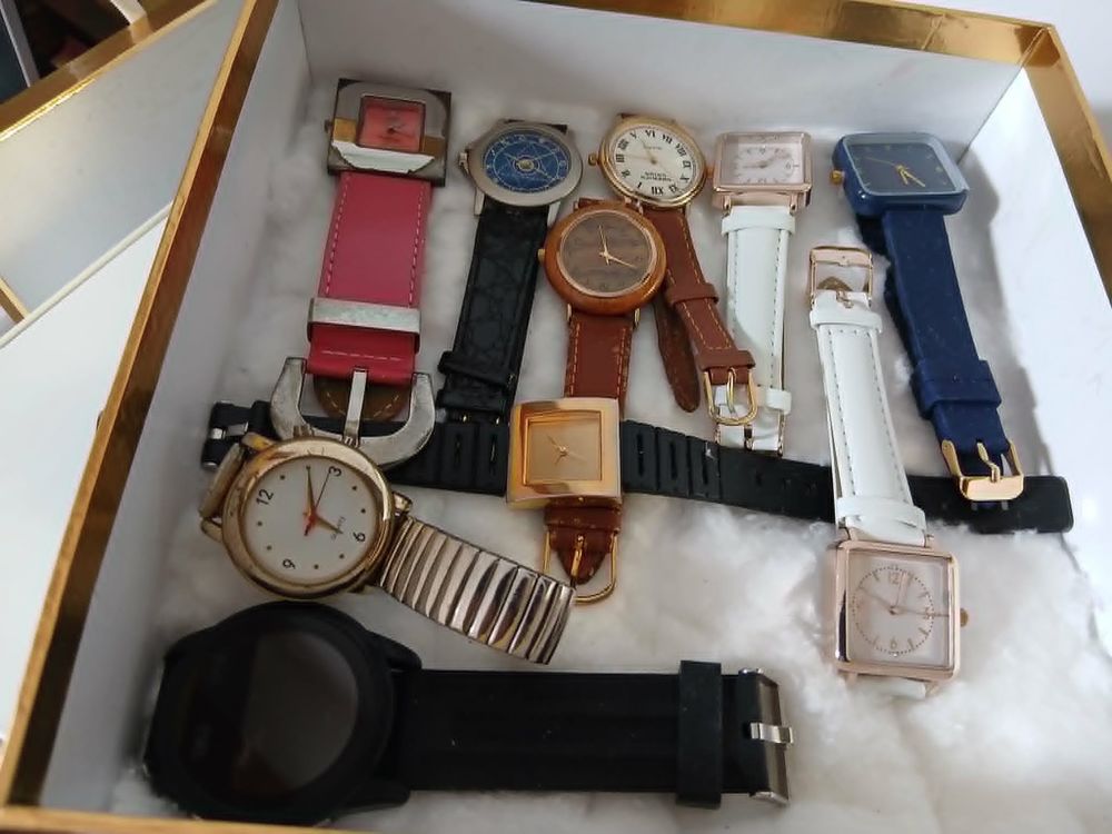  Lot de 20 montres styl&eacute;es diff&eacute;rentes, boite dor&eacute;e N&deg;1469 Bijoux et montres