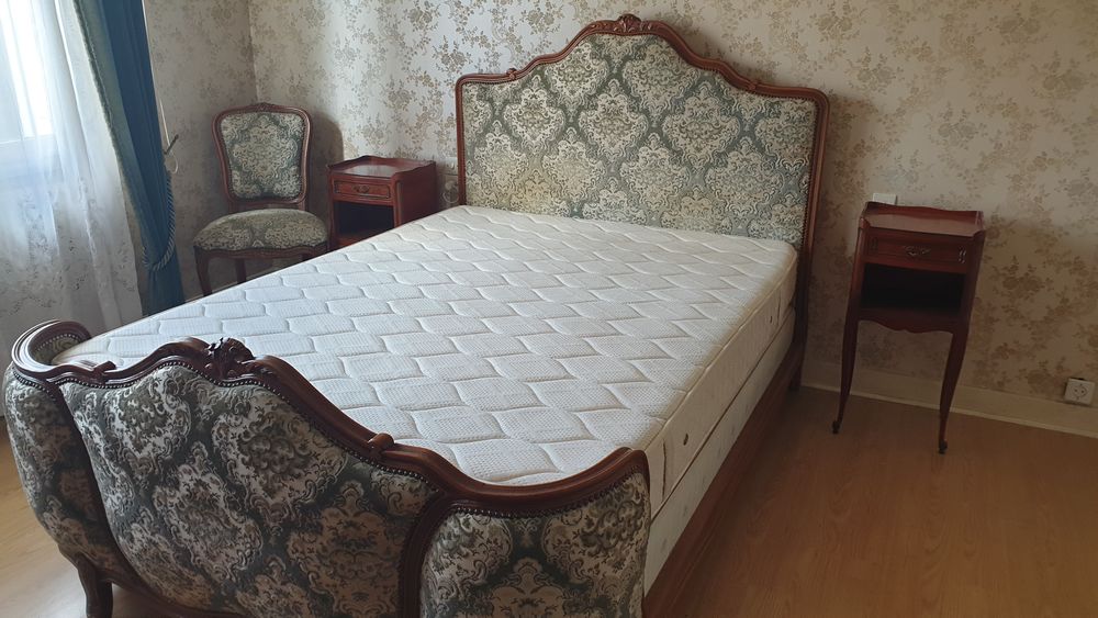 JOLIE CHAMBRE EN MERISIER AVEC LIT CAPITONNE Meubles