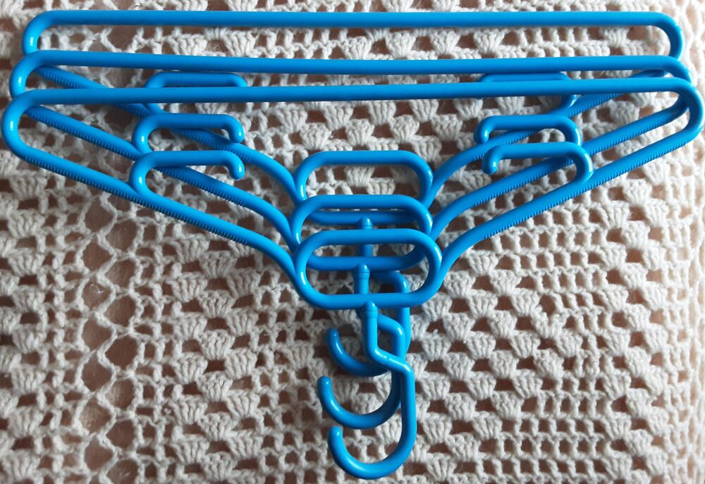 lots de 3 ceintres tout plastique rigide t&ecirc;te pivotante. Vêtements