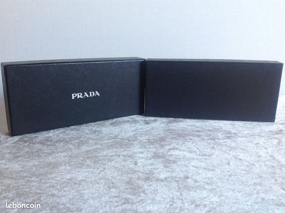 Jolie boite de rangement lunettes Prada en carton fa&ccedil;on croc 