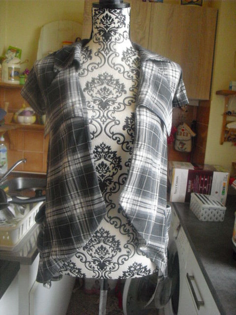 GILET a pans , a bascule et motifs NEUF NAF NAF TAILLE S Vêtements