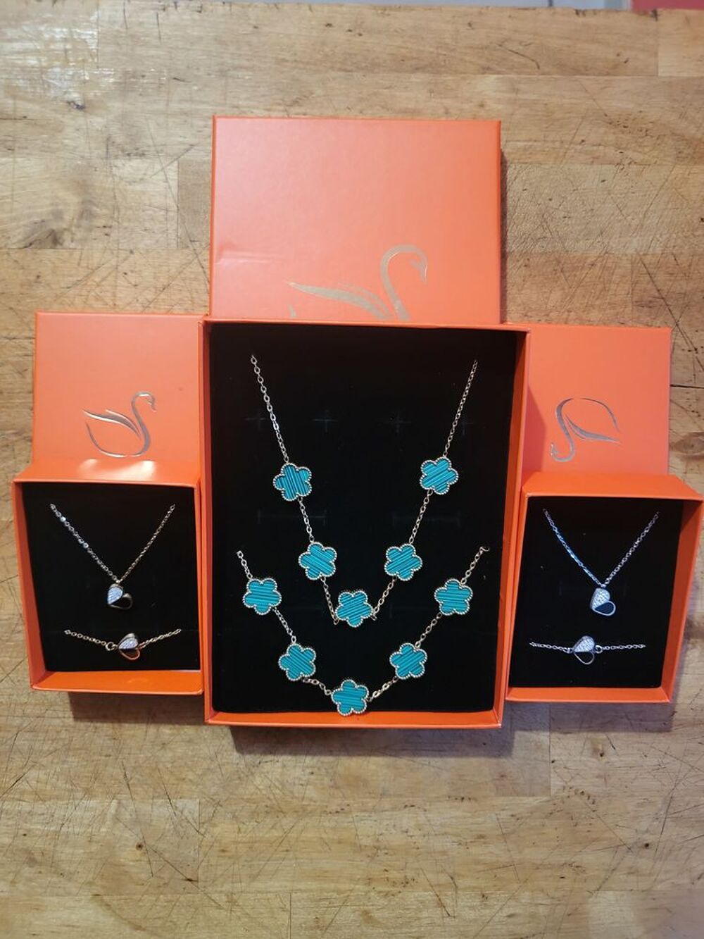 Coffret en parure en acier inoxydable 
Bracelets + Boucles 
Bijoux et montres
