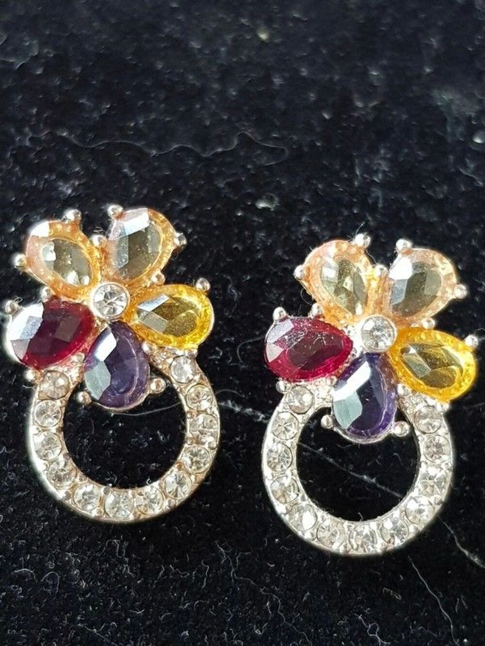 Boucles d oreilles tr&egrave;s bon etat fleur color&eacute; 2,5 cm sur 1,5 Bijoux et montres