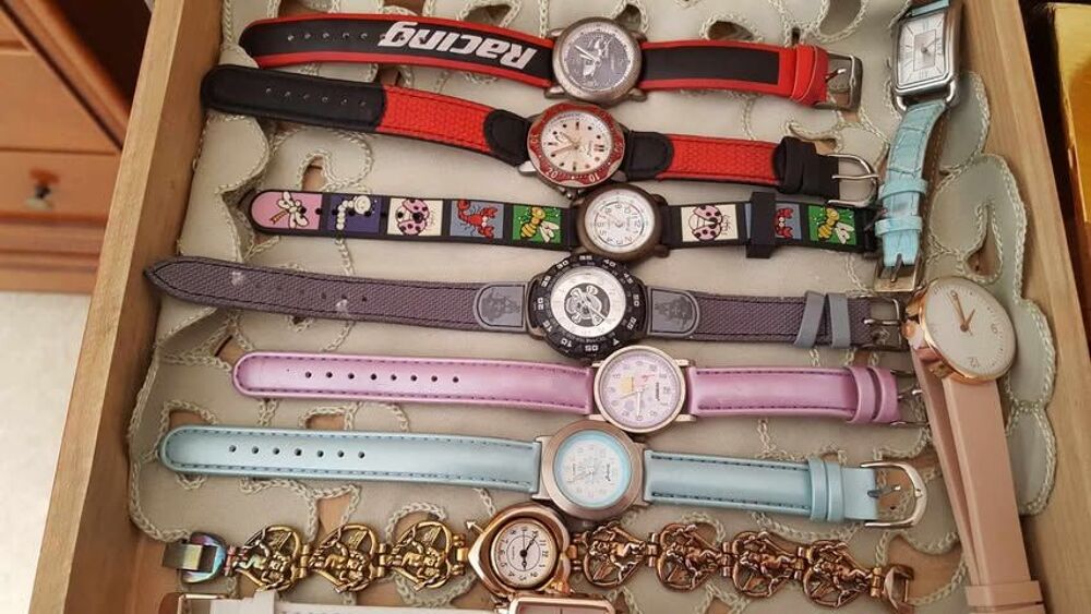  Dix montres sport unique+ coffret vitr&eacute; de valeur N&deg;1345 Bijoux et montres
