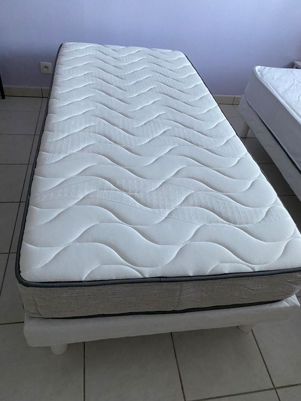 Lit-matelas-table de chevet Meubles