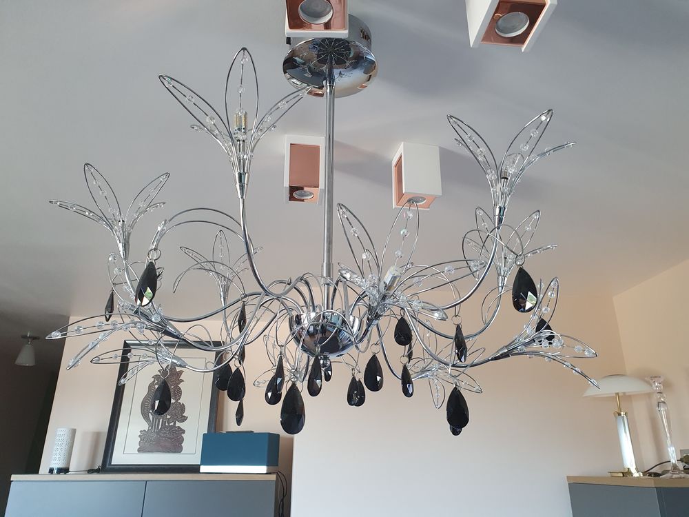 Lustre contemporain boules et pampilles en cristal. Décoration