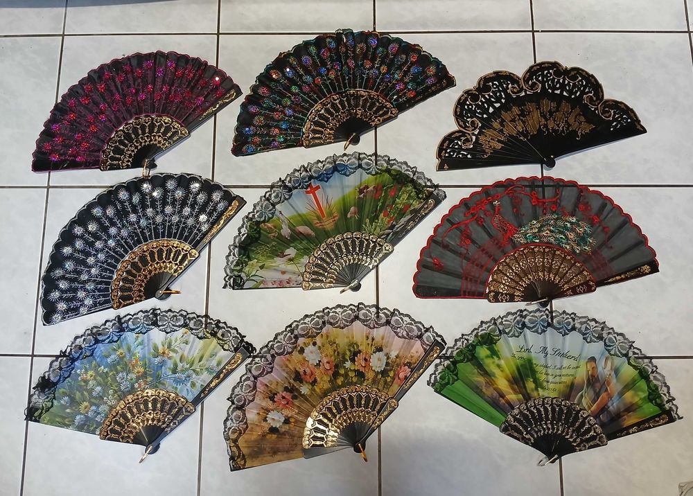 Lot de 15 &eacute;ventails. 