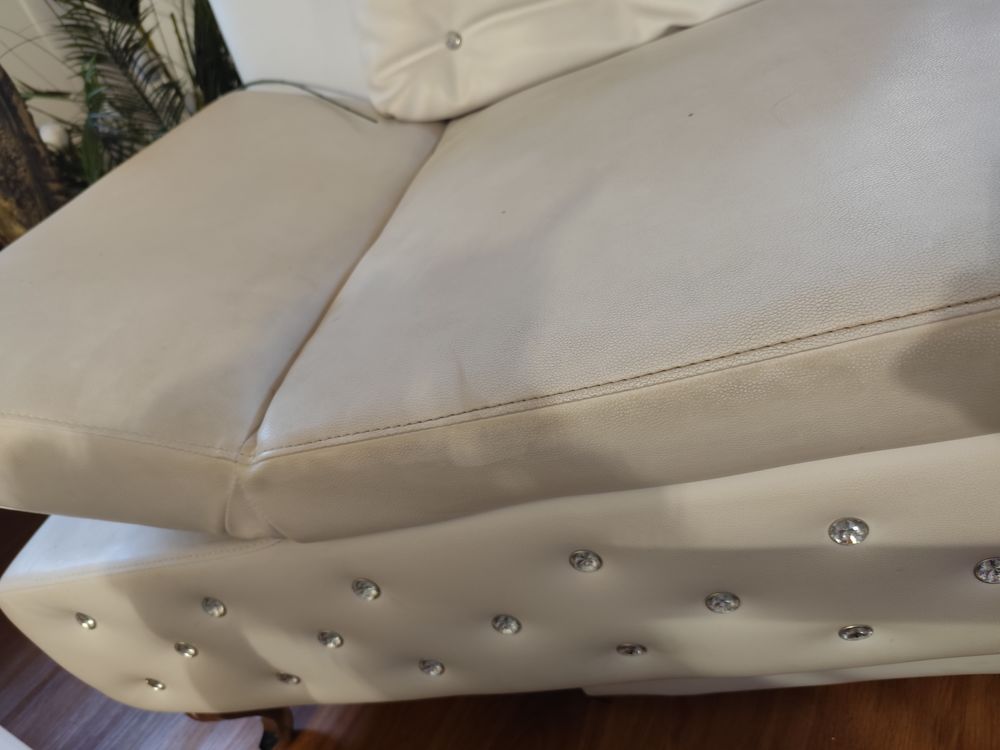 Joli canap&eacute; blanc, en bon &eacute;tat en cuir v&eacute;gan (simili cuir) Meubles