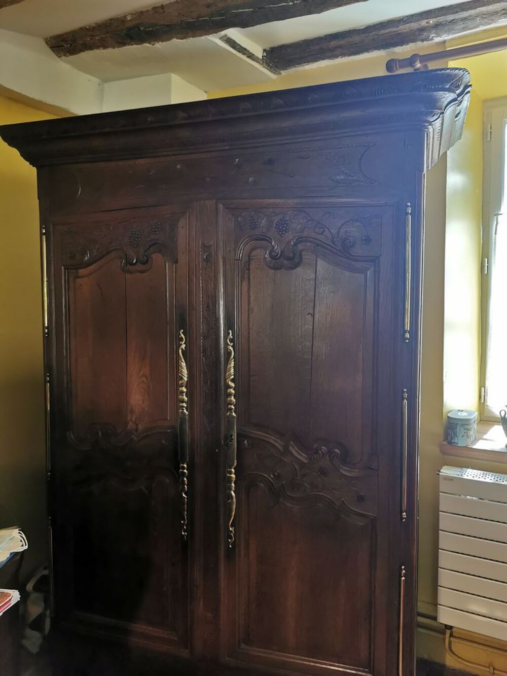 Armoire rustique bon &eacute;tat g&eacute;n&eacute;ral 600 euros &agrave; d&eacute;battre Meubles