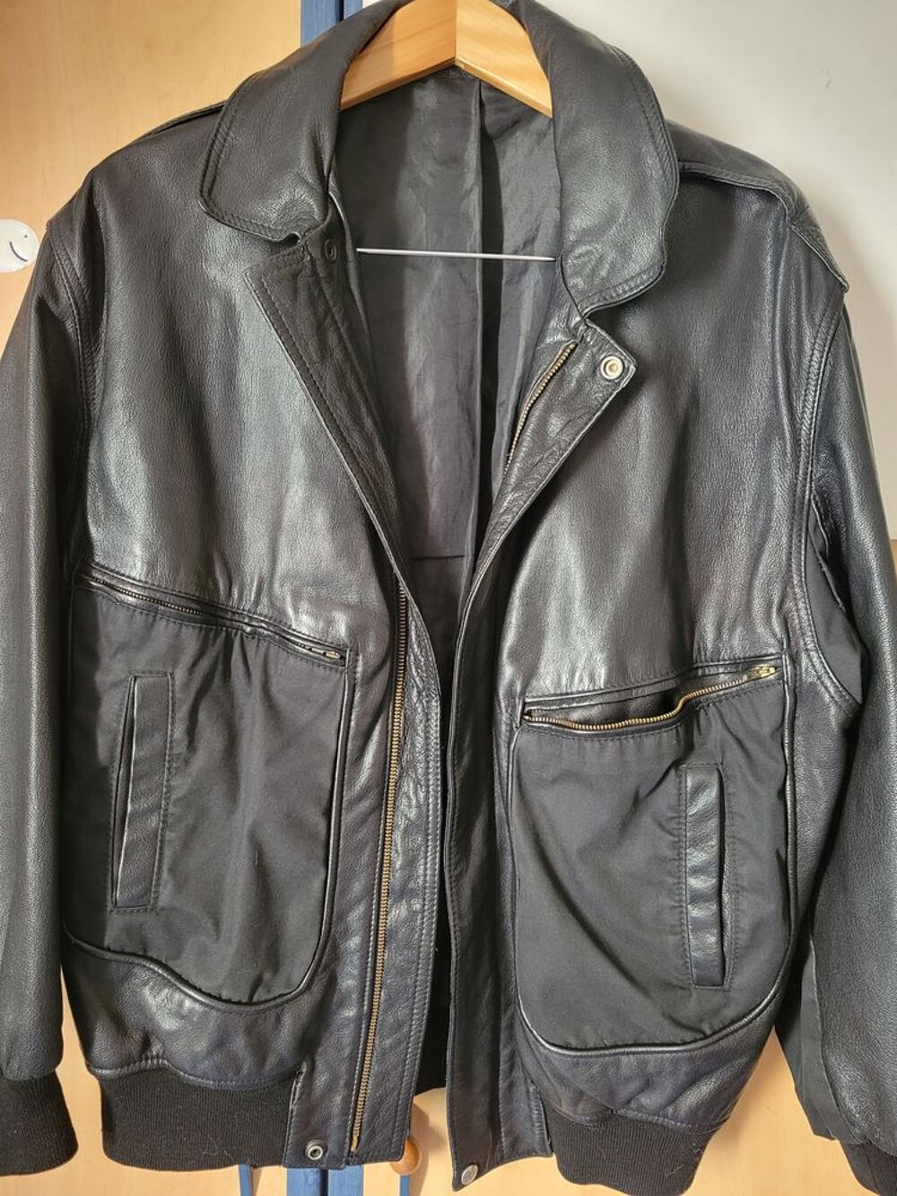 Blouson 2 mati&egrave;res cuir et dos tergal, Vêtements