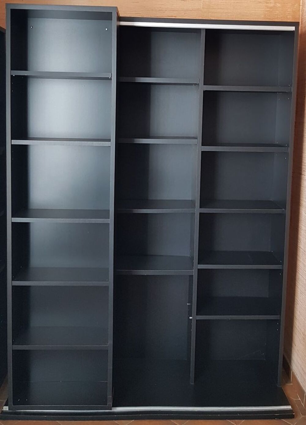 Biblioth&egrave;que noire avec partie coulissante Meubles