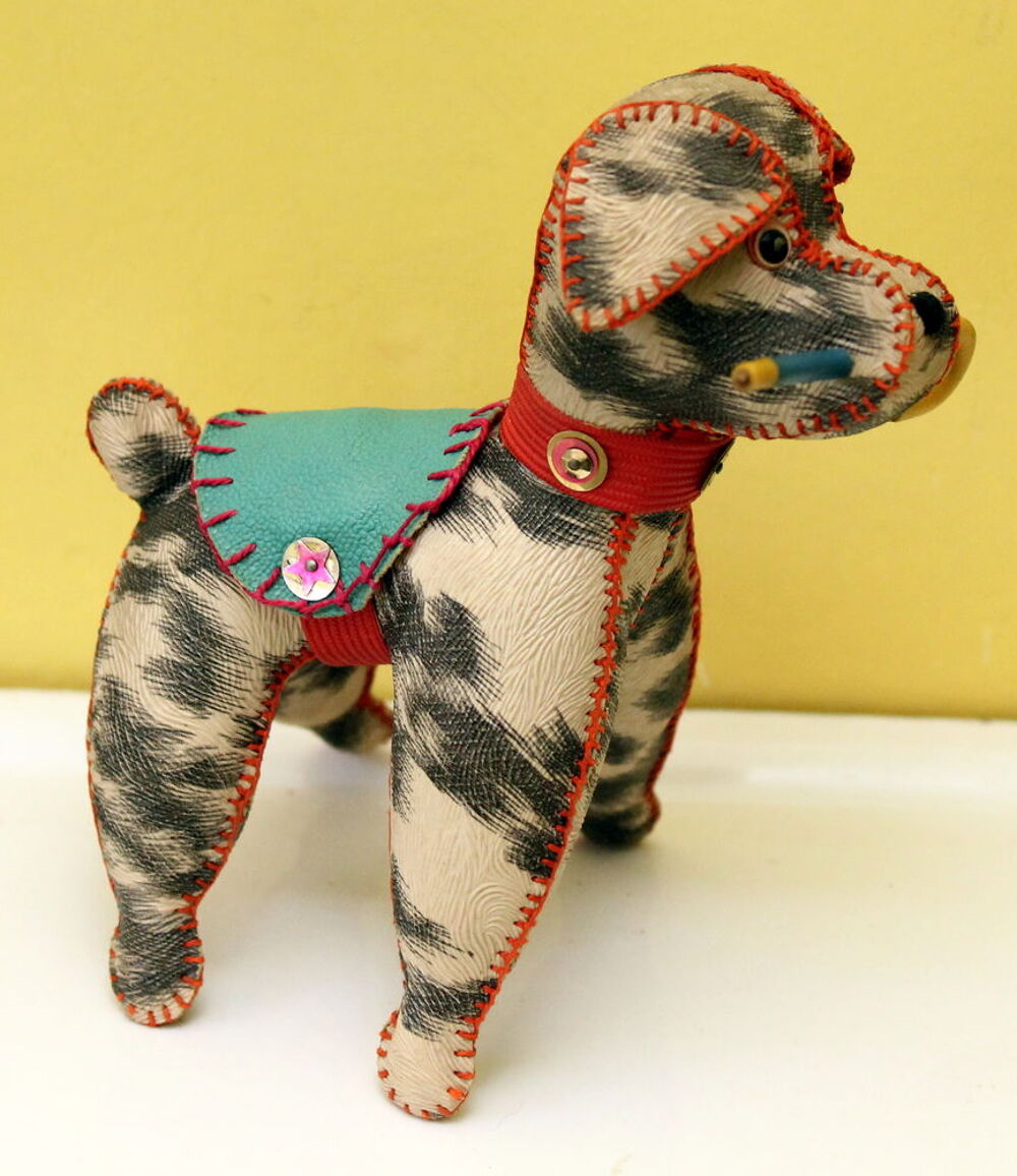 Chien en skai cousu poup&eacute;e Skine 1950-60 