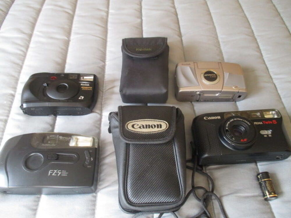 A SAISIR LOT DE 4 APPAREILS PHOTOS VINTAGE ANNEE 1980-1990. Photos/Video/TV