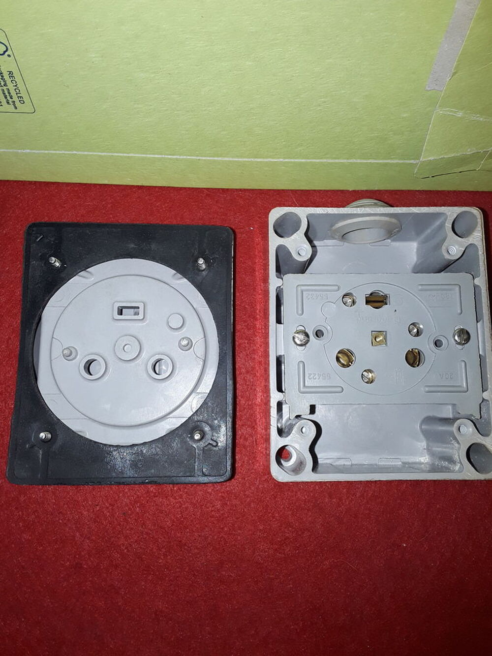 BOITIER ETANCHE PC 2P+T 16/20A Bricolage