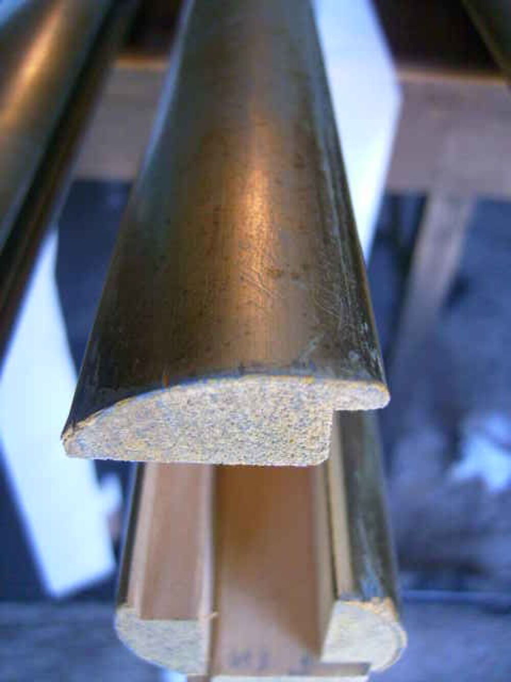 
Lot de 12m de baguettes m&eacute;tallis&eacute; en bois avec reflets vert Décoration