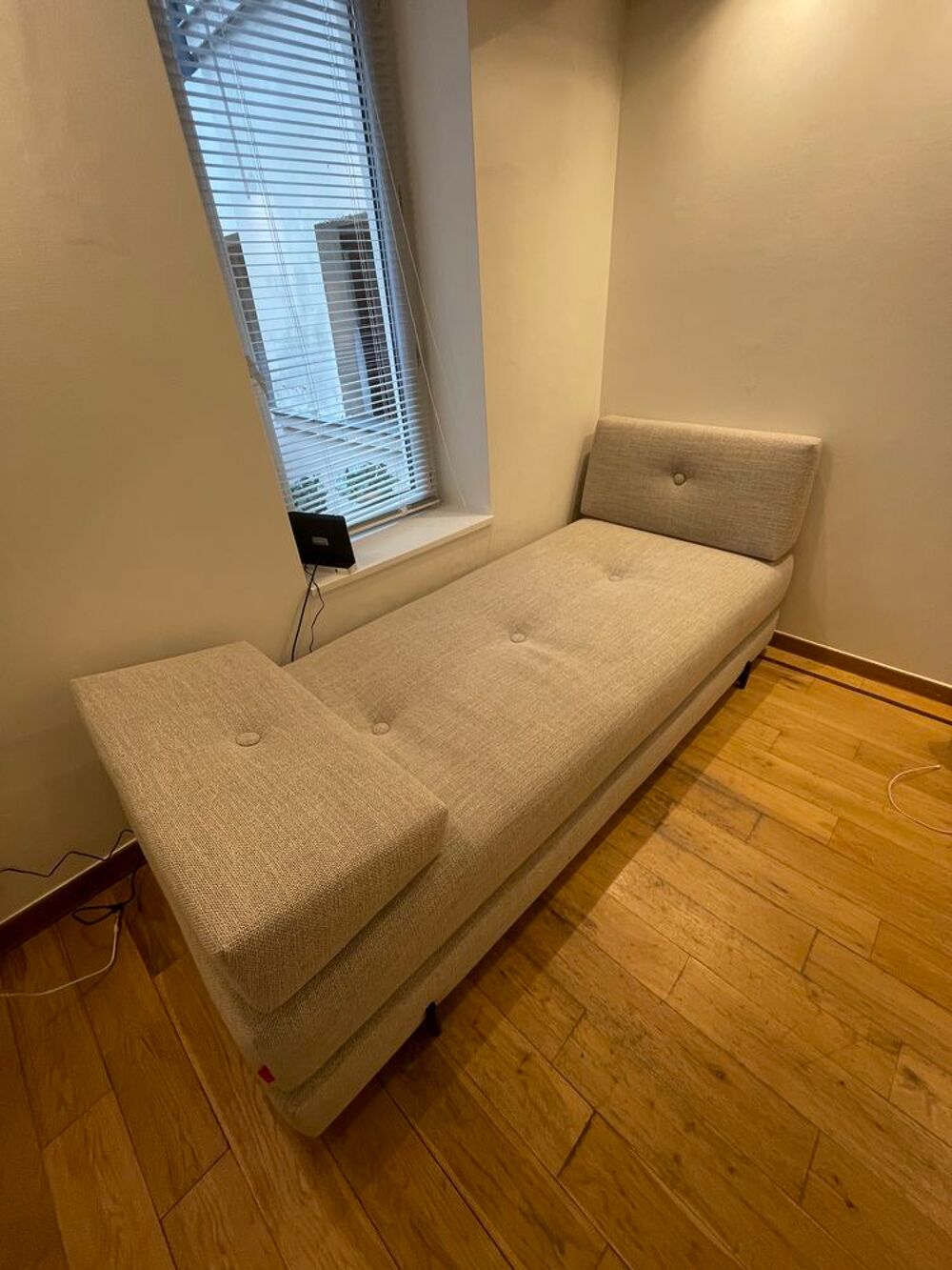 Canap&eacute; lit marque UNPOLISHED DESIGN jamais utilis&eacute;
200x84cm Meubles