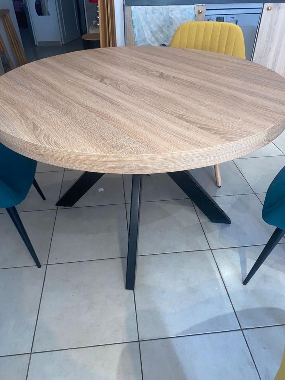 Table ronde avec deux rallonges et 4 chaises en parfait &eacute;tat Meubles